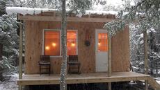 Off Grid Cabin In The Woods....Start to finish - Videoclip.bg