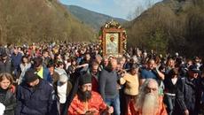 Хиляди посрещнаха Възкресението в Бачковския манастир - Videoclip.bg