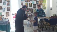 Дете намери икона на Великден на плажа Силистар и я дари на църквата - Videoclip.bg