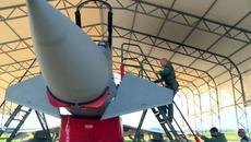 Вижте как президентът Румен Радев пилотира изтребителя Юрофайтър - Videoclip.bg