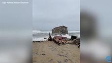 VIDEO: House in Outer Banks collapses into ocean - Videoclip.bg