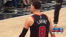 SHOWTIME in Chicago! Lonzo Full-Court Dime to 360 Lavine Dunk ‼ - Videoclip.bg