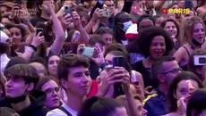 Elton John chante "Tiny Dancer" en live à Paris - Videoclip.bg