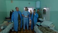 Президент України Володимир Зеленський відвідав поранених українських захисників у госпіталі - Videoclip.bg