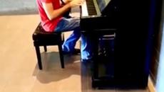 Pianisti in stazione, ad un tratto passa il treno con suono magico che lo accompagna - Videoclip.bg