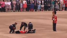 Guardsman collapses at Queen's official birthday parade - Videoclip.bg