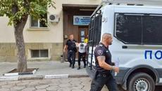 КАТАСТРОФА В БУРГАС СЪС ЗАГИНАЛИ ПОЛИЦАИ!!! Извеждане шофьора на автобуса, убил полицаите в катастрофа в Бургас - Videoclip.bg