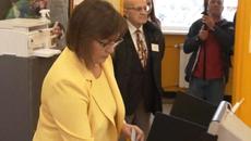 ВИЖТЕ КАК КОРНЕЛИЯ НИНОВА ГЛАСУВА НА ПАРЛАМЕНТАРНИТЕ ИЗБОРИ 2022 - Videoclip.bg