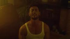 Γιάννης Καρώνης - Βράδυ Σαββάτου - Official Music Video - Videoclip.bg