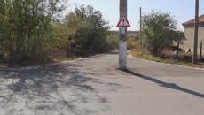 Невероятно! Електрически стълб по средата на кръстовище в добричко село! Вижте го - Videoclip.bg