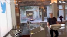 Elon Musk carries a SINK into Twitter headquarters after CEO hit deadline to complete $44b takeover - Videoclip.bg