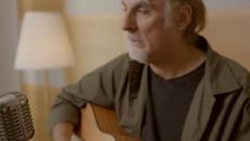 Φίλιππος Πλιάτσικας - Σαν Να Μίκρυνε Ο Κόσμος  / Official Music Video - Videoclip.bg