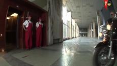 Забавна шега с гореща мацка на мотор - Videoclip.bg