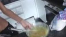 Готина кака си купонясва вкъщи - Videoclip.bg