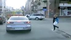 Женска логика срещу трамвай - Videoclip.bg
