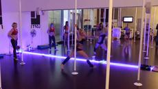 Горещата Анастасия Соколова в школата за танци и акробатика на пилон - Videoclip.bg